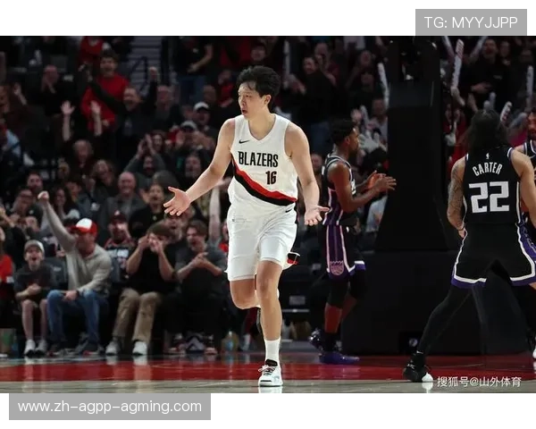 杨瀚森季后赛征程受关注昔日用头靠阿夫迪亚肩膀显青涩如今成熟